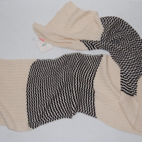 NWT DownEast, Divided Knit Scarf - Picture 4 of 4